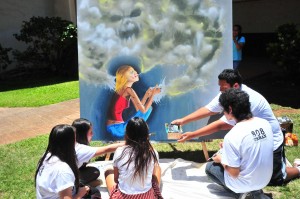 Students from Roosevelt High School’s 808 Urban Junior Board perform live art during the lunchtime Meth Awareness Day rally.