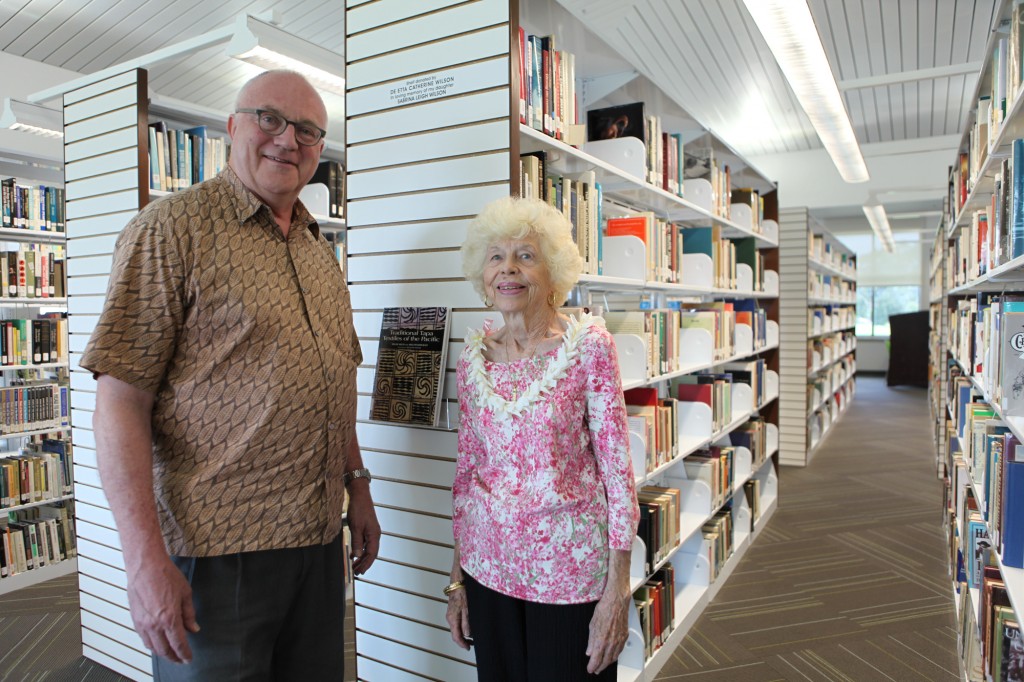 Retired WCC Head Librarian Catherine Wilson, who opened the collegeʻs first library, chose her shelf with Chancellor Dykstra. Photo by Bonnie Beatson.