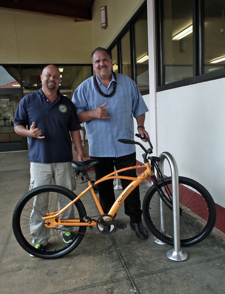 Randall Wilson thanks Mayor Bernard Carvalho, Jr. for responding to his request to have bike racks installed at the Līhu‘e Civic Center.