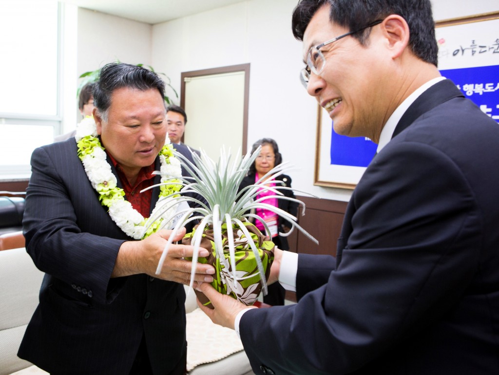 Mayor and Mrs. Arakawa join Goyang Mayor Choi Sung in admiring the Silversword plant and the County's award-winning booth.  